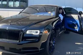 浓眉买大劳，哈雷尔金链子随便扔，老詹一瓶酒值1万，库兹马酸了图片