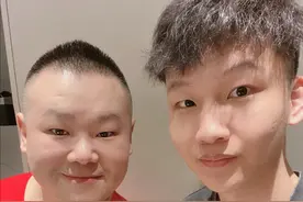 德云社过年，刘筱亭尚筱菊一齐跪下，张鹤伦兜里没钱好慌张图片