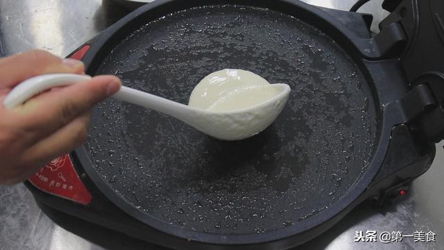 几个鸡蛋，一碗面，不发面不醒面，快速做早餐鸡蛋饼，太简单了