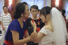 刚结婚婆婆就急要孙子，晚上老公却无动于衷，偶然看到他大腿感动图片