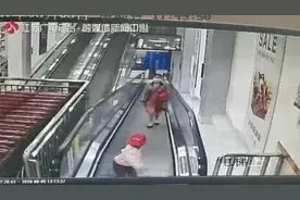 扶梯为啥“咬掉”孩子一根手指？他不该做这个动作图片