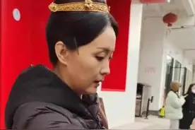 46岁王艳近照曝光，面容憔悴法令纹明显，网友：豪门生活不如意图片