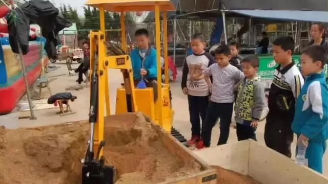 男孩能有多痴迷挖掘机？网友：你是在我家装了摄像头吗