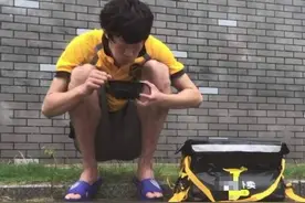 太心酸！跳高名将张国伟改行送外卖？雨天蹲墙角就餐太落魄图片