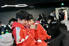 AG菲菲“大爱无私”，连夜更换合作厂家，队员激动高呼领新鞋了图片