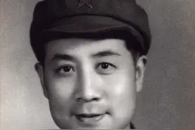 49年，一军统少将换上解放军军装，世人才知：戴笠力保的他是特工图片