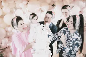 向太晒全家福为1岁孙女庆生，向芷正脸首曝光，活泼爱笑颜值高图片