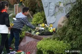 他是正团职飞行员，15年前壮烈牺牲，葬于家乡郑州图片