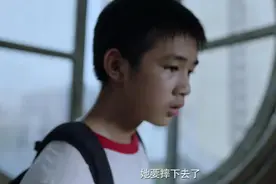 蓝衣女孩“指使”同伴从天台跳下，现实版朱朝阳？孩子世界很简单图片