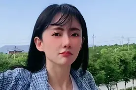 “诺澜”刘萌萌紧身衣热舞，五官僵硬不自然，与白宇恋爱长跑8年图片