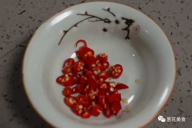 蒜蓉金针菇家常做法，味道鲜美，口感脆滑，做法简单轻松上桌