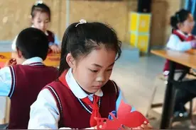 石家庄市树人小学：萌娃“剪刀”讲党史 百年“长卷”感党恩图片