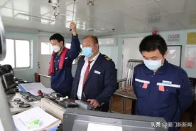 厦门厦鼓渡轮拉响汽笛，工作人员带领乘客集体默哀 3 分钟图片