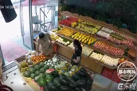 恶心！男子突然亲吻陌生女童，期间还发出赞叹图片