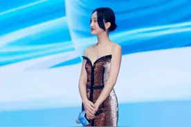 周迅腿短还穿这么长的礼服！踩15cm“高跷”裙摆直接拖地，惨翻车图片