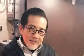 秦汉冬装搭配有一套，穿呢子大衣配露脚踝的裤子，新潮不失稳重图片