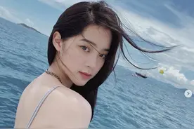 欧阳娜娜灰色泳装大方秀出纤瘦身材，绝美“回眸杀”惊艳十足图片