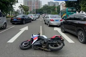 「粤直击」车辆没接触到也要担责？小车突然变道致后方摩托车摔车跌倒，结果被判定需承担责任图片