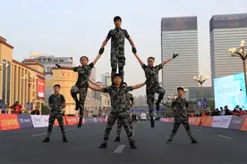 马拉松开赛前 超高难度叠罗汉表演图片