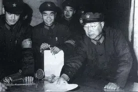 开国少将下连队视察时，看到一位老兵后连忙敬礼，战友才知他是谁图片