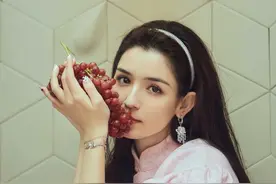 哈妮克孜分享素颜视频，我全程都在看脸：这眉眼，让多少女生羡慕图片