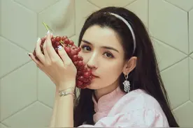 哈妮克孜分享素颜视频，我全程都在看脸：这眉眼，让多少女生羡慕图片