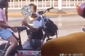湖南一父亲当街给女儿下跪，孩子的残忍，全来自于父母的纵容图片