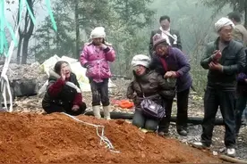 母亲去世，连续两天托梦说房子漏雨，第三天去圆坟，儿子脸都青了图片
