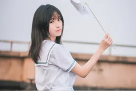 格子短裙学生妹户外天台吹乱发丝唯美清新写真集图片
