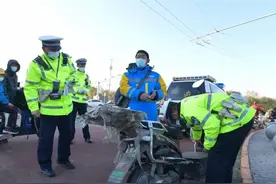 交警严查“白牌”电动车改装、挂假牌上路！图片