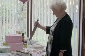 女儿藏在蛋糕下，想给母亲一个惊喜，结果母亲直接切了下去！视频封面