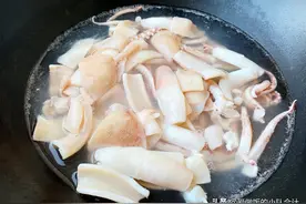 鱿鱼焯水是用冷水还是沸水？原来都不对，难怪肉紧发硬咬不烂图片