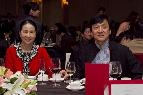 曾有人问成龙身价多少？他笑而不语：“一定没马云多，但也不少”