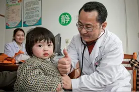 女儿嘴太臭被同学孤立，医生从嘴里取出异物，连亲妈都当场作呕图片