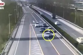 惊险！襄阳高速女司机强行变道图片