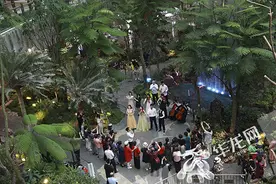 一场特别的快闪：“我的祖国&少年”走进商圈图片