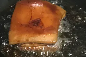 炸扣肉，直接油炸是大错，牢记4个技巧，金黄红润，布满了虎皮泡图片