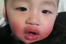 最“贪吃”宝宝火了，独自躲在客厅生吞小米辣，宝妈看后哭笑不得图片