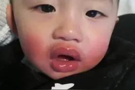 最“贪吃”宝宝火了，独自躲在客厅生吞小米辣，宝妈看后哭笑不得图片