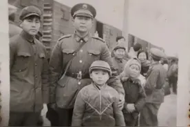 这是父亲参战出征时和我的合影图片