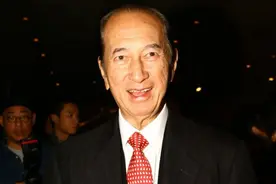 赌王何鸿燊：20岁白手起家，娶4房太太生17个孩子，晚年却很无奈图片