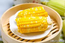 保存玉米，直接冷冻还是煮了再冷冻？用对方法，存一年还鲜甜软糯图片