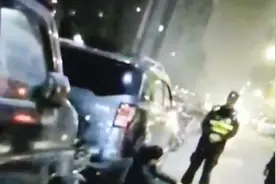 儿女不回家过年，六旬老人一时寂寞酗酒醉卧街头：别管我，死不了视频封面