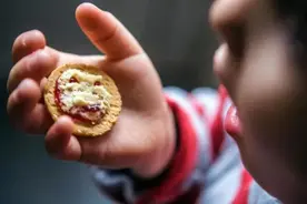 5岁小女孩确诊肝癌，竟然是因为爱吃零食？零食真的会致癌？图片