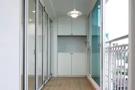 韩国人聪明，不考虑阳台封不封，直接在护栏边装推拉门，安全实用图片