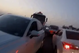 暖心一幕！事故车辆挡路，众人合力抬移图片