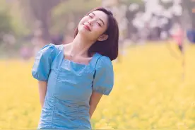 一个人拍照，如何摆拍好看，这组姿势可参照，自然气质、上镜漂亮图片
