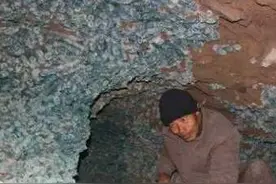 陕西一男子建房时发现大量古币，现场实属罕见，当地政府提出表彰图片