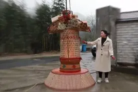 2014年，肖开琴离开赌徒丈夫，靠卖竹篮年收入800万成富豪图片