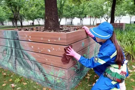 90后女大学生，毕业后当环卫工，扫大街时常有人缠着要加微信图片